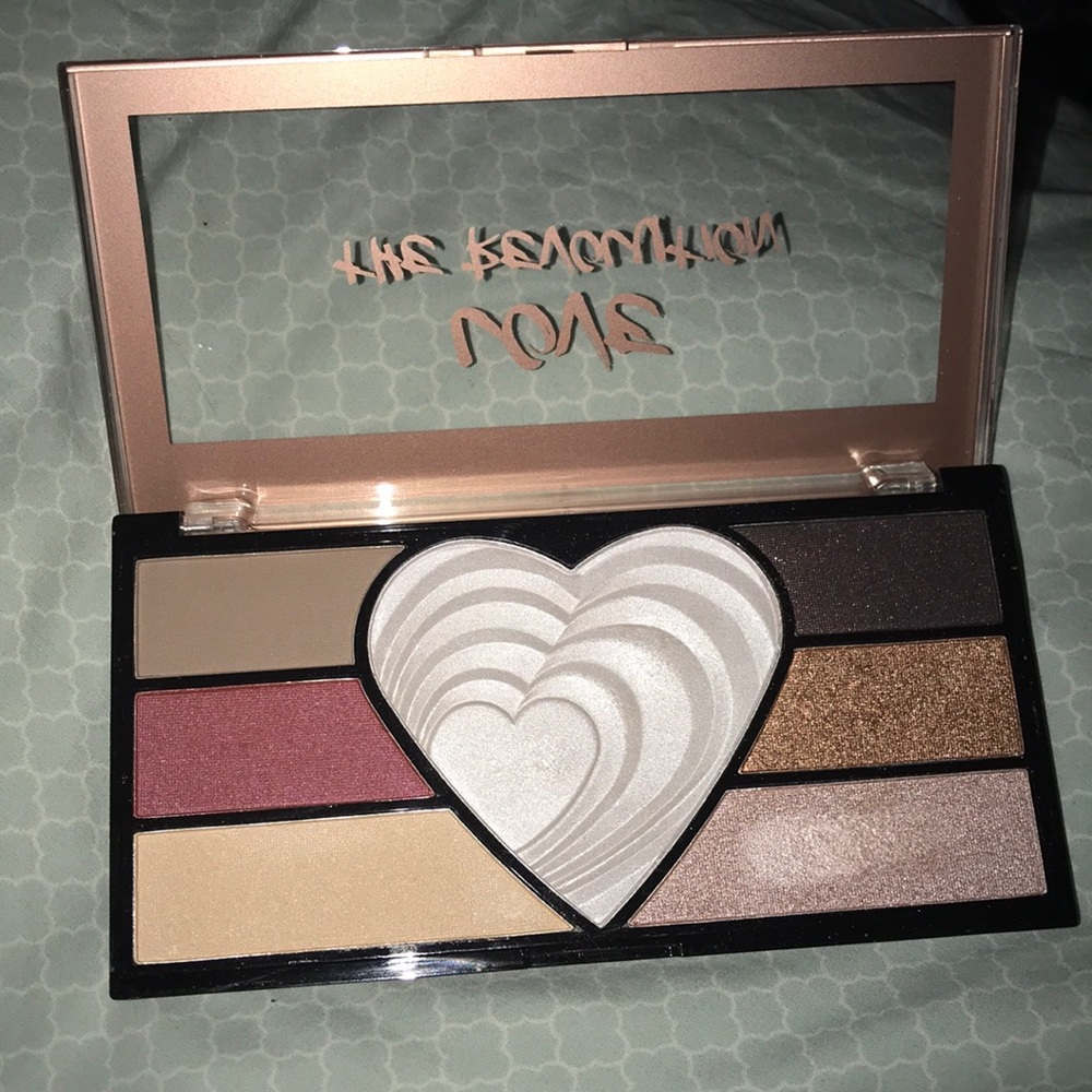 Makeup revolution LOVE THE REVOLUTION palette